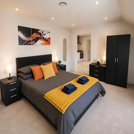 1 Bed, Centre Apt, Sleeps 5, Leisure, Travel, Business, Long & Short Term Stays, Great Rates Available At Peachy Apartment