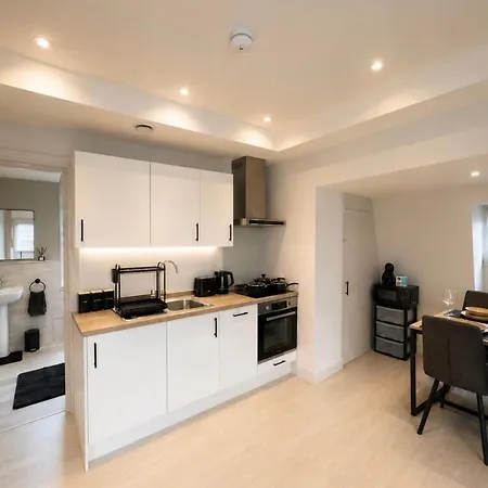 Apartment 1 Bed, Centre Apt, Sleeps 5, Leisure, Travel, Business, Long & Short Term Stays, Great Rates Available At Peachy
