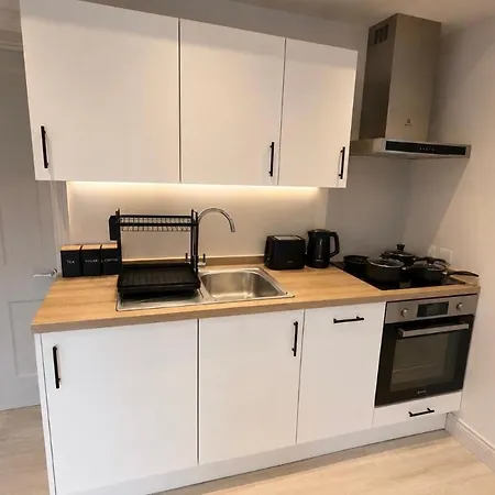 1 Bed, Centre Apt, Sleeps 5, Leisure, Travel, Business, Long & Short Term Stays, Great Rates Available At Peachy Leeds (West Yorkshire)