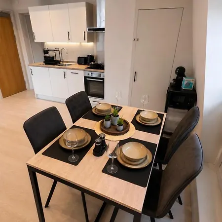 1 Bed, Centre Apt, Sleeps 5, Leisure, Travel, Business, Long & Short Term Stays, Great Rates Available At Peachy * Leeds (West Yorkshire)