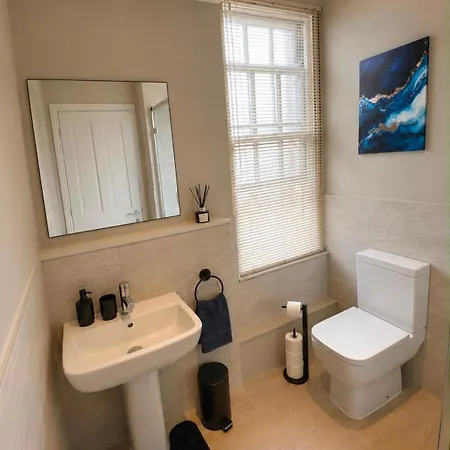 1 Bed, Centre Apt, Sleeps 5, Leisure, Travel, Business, Long & Short Term Stays, Great Rates Available At Peachy *