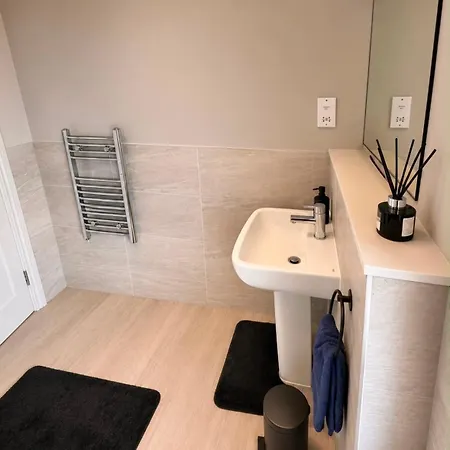 1 Bed, Centre Apt, Sleeps 5, Leisure, Travel, Business, Long & Short Term Stays, Great Rates Available At Peachy Apartment *